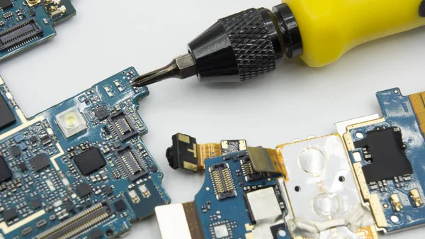 Réparer les dommages ic tournevis de carte de circuit ouvert — Photo