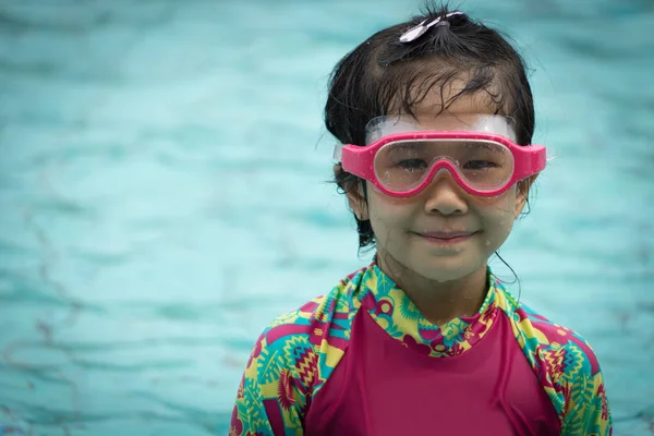 Dziewczyna pływać uśmiech gogle youth lifestyle Azjatyckie cieszyć się stroje kąpielowe — Zdjęcie stockowe