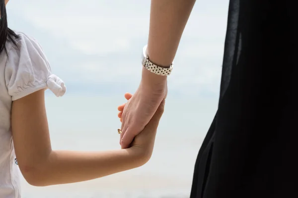 Felice madre e figlio rapporto cura dei genitori — Foto Stock