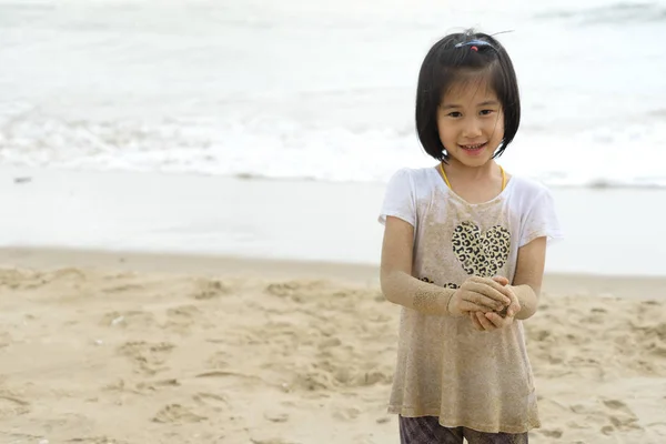 Dziewczyna dziecko 6s cieszyć się grać plaża sea — Zdjęcie stockowe