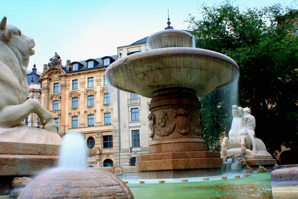 Fontana di Wittelsbach su Maximiliansplatz, Monaco di Baviera, Germania — Foto Stock