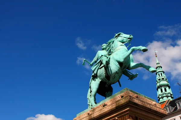 Statue de l'évêque Absalon et l'église St Kunsthallen Nikolaj dans Co — Photo