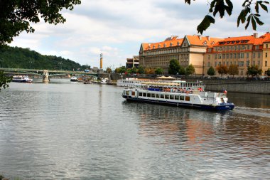 Prague, Çek Cumhuriyeti ile turist tekne ve Vltava Nehri 