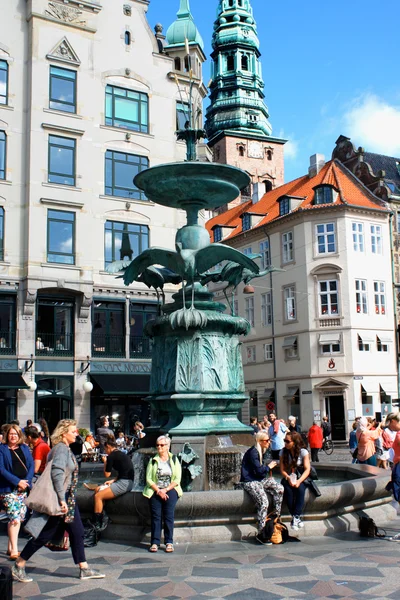 Amagertorv, zentrale Fußgängerzone in storkespringvandet, copen — Stockfoto