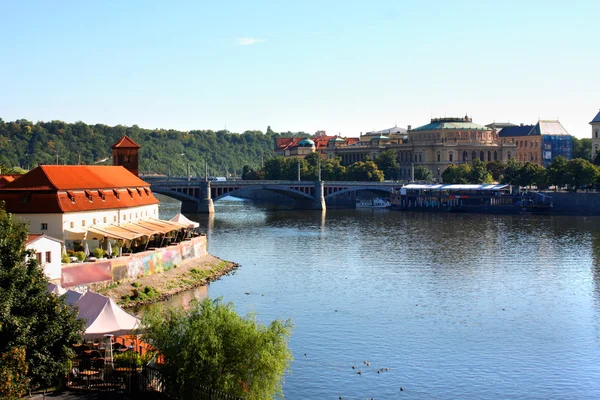 Prag, Tjeckien panorama med watercanal i staden av Vltav — Stockfoto