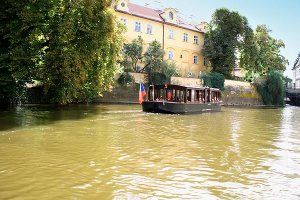 Praga, Repubblica Ceca con barca turistica e fiume Moldava — Foto Stock