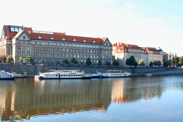 Vltava rzeka i panorama Prague, Republika Czeska — Zdjęcie stockowe