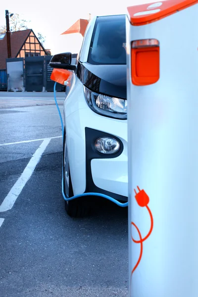 電気自動車を充電するための電源装置。電気自動車充電 — ストック写真