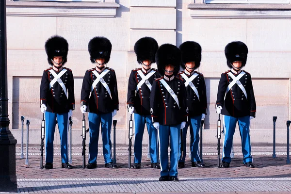 Guardias Reales durante la ceremonia de cambio de guardia en el s —  Fotos de Stock