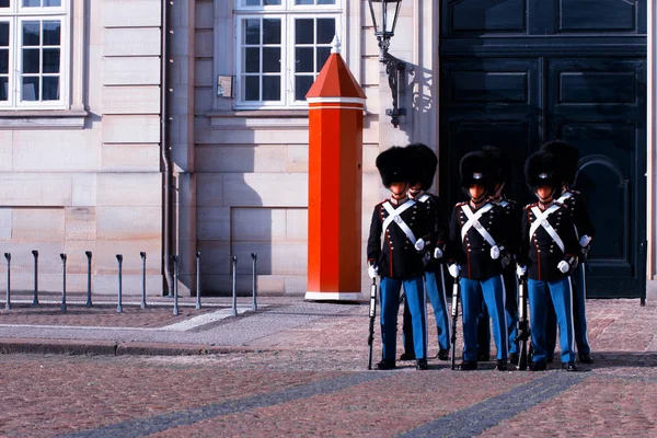 Guardias Reales durante la ceremonia de cambio de guardia en el s — Foto de Stock