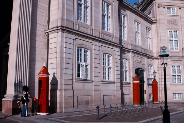 Kraliyet Muhafızı Amalienborg Castle, Kopenhag, Den, meydanında — Stok fotoğraf