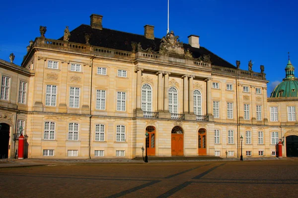 Palác Amalienborg - zimní domov královské rodiny v Copenhag — Stock fotografie