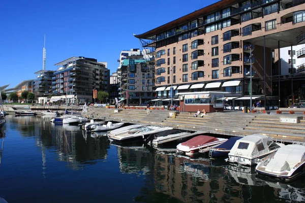 Oslo Hafen mit Booten und Yachten und im Hintergrund einige moderne — Stockfoto