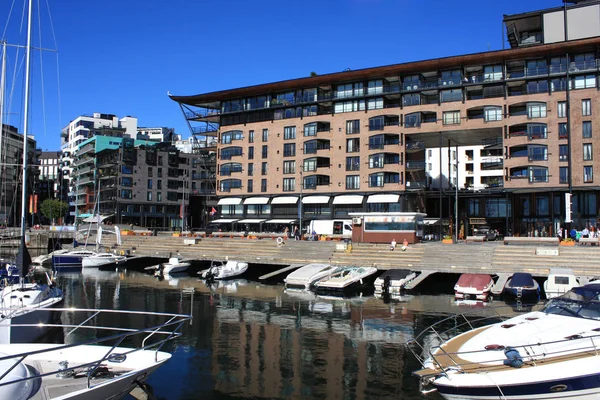 Oslo Hafen mit Booten und Yachten. es gibt sowohl private als auch t — Stockfoto