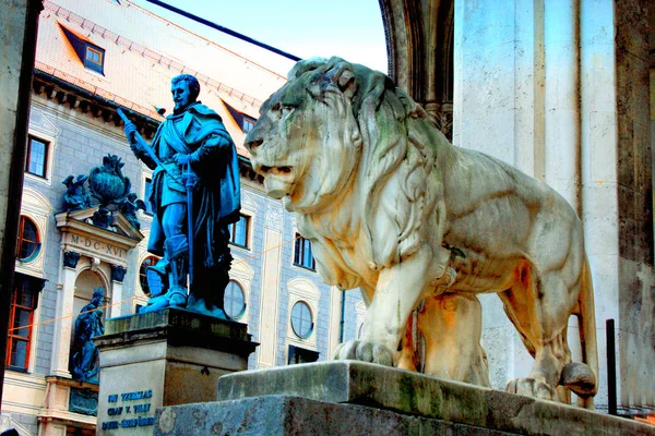 Мюнхен, Германия, статуя Баварского льва перед Мбаппе — стоковое фото
