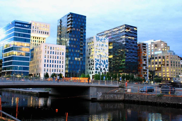 Nachtszene moderner Gebäude in Oslo, Norwegen. — Stockfoto