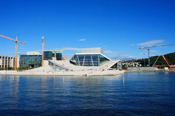Oslo, Norwegia 17 sierpnia 2016: Turystyczna na wh opery w Oslo — Zdjęcie stockowe