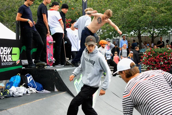 Хлопчики скейтбординг стрибати способу життя Hipster концепції — стокове фото