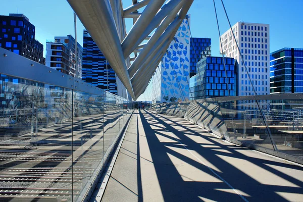 Oslo, Norveç'te Akrobaten yaya köprüsü
