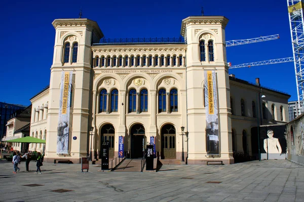 Slavné krásná budova z Nobelovy ceny míru centrum v noci, vyhledejte — Stock fotografie