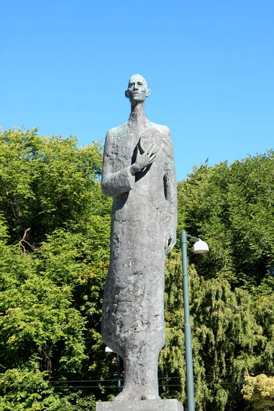 Standbeeld van koning Haakon Vii van Noorwegen in Oslo - Noorwegen — Stockfoto