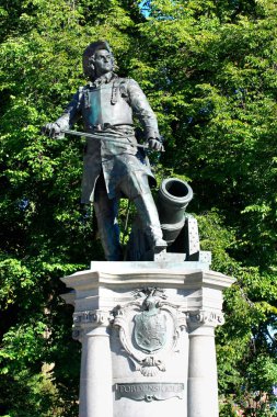 Oslo, Norveç ile Tordenskiold heykeli önünde