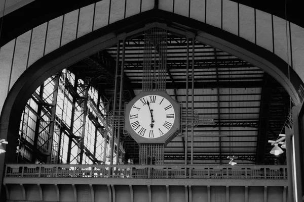 时钟的汉堡火车站 — 图库照片