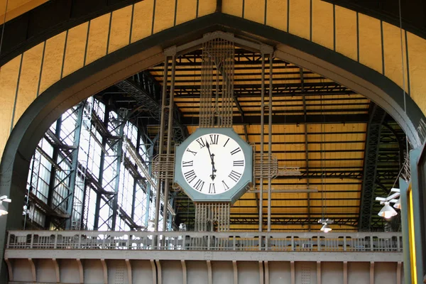 时钟的汉堡火车站 — 图库照片