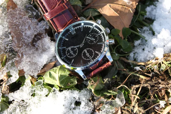 Luxus-Armbanduhr im Schnee — Stockfoto