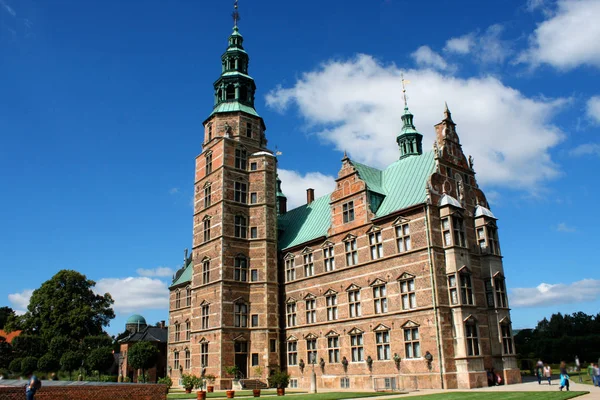 Beautiful Rosenborg paleis in Kopenhagen, Denemarken en de blauwe hemel — Stockfoto