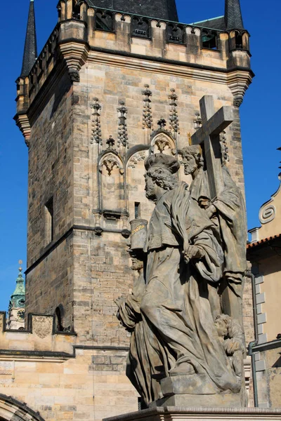 Estátuas de religião na ponte Charles está localizado em Praga, Cze — Fotografia de Stock