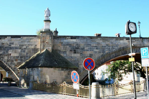 A ponte Charles está localizada em Praga, República Tcheca. Terminou. — Fotografia de Stock