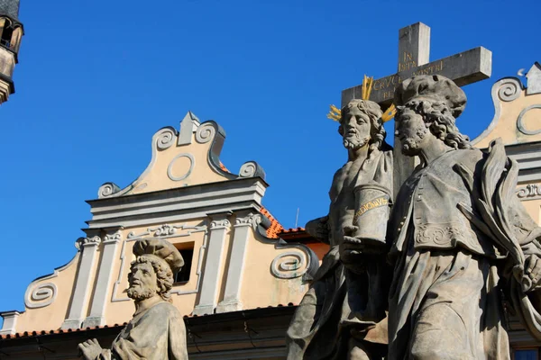 Религиозные статуи на Карлов мост находится в Праге, Цзе — стоковое фото