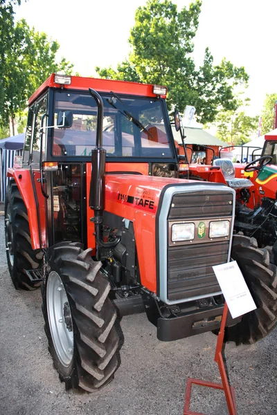 Novo tractor agrícola vermelho — Fotografia de Stock