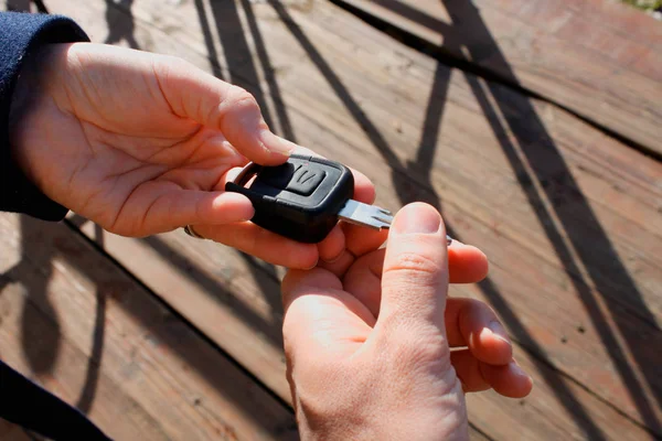 Το χέρι του αγοραστή παίρνει το κλειδί του αυτοκινήτου. — Φωτογραφία Αρχείου