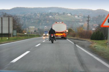 adam motor tehlikeli yolda sürüş
