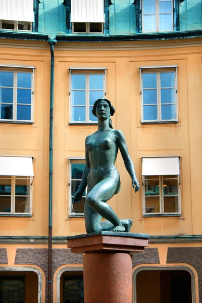 Estatua de una chica desnuda en el casco antiguo de Estocolmo, Suecia . —  Fotos de Stock