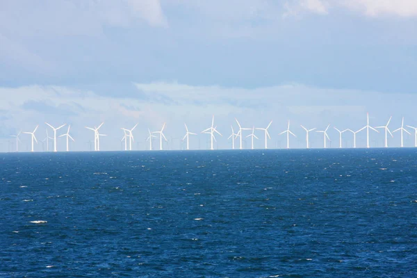 Perspektivlinie von Ozean-Windmühlen mit dunklem Wasser und Himmel — Stockfoto
