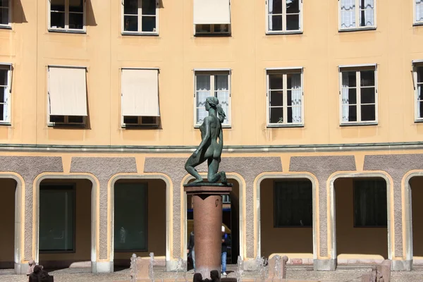 Estatua de una chica desnuda en el casco antiguo de Estocolmo, Suecia . — Foto de Stock