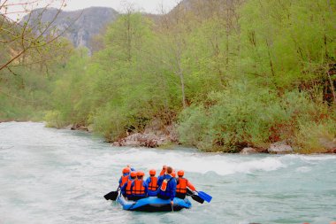 Hızlı rivertara rafting yarış