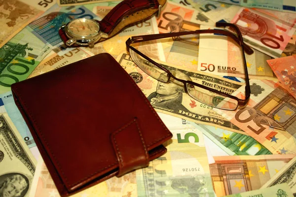 Symbole für Reichtum-Geld, Brieftasche, teure Uhr — Stockfoto