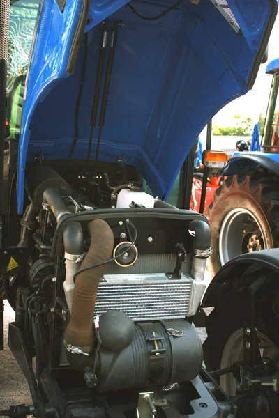 Traktor, jordbruk motorfordon delar, del av den diesel-sv — Stockfoto