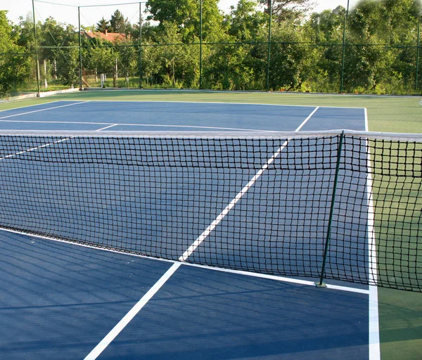 Kort tenisowy z niebieskim tle. — Zdjęcie stockowe