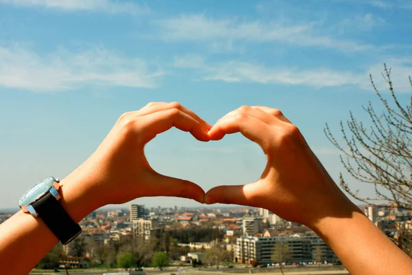 Любити моє місто - руки у формі серця — стокове фото