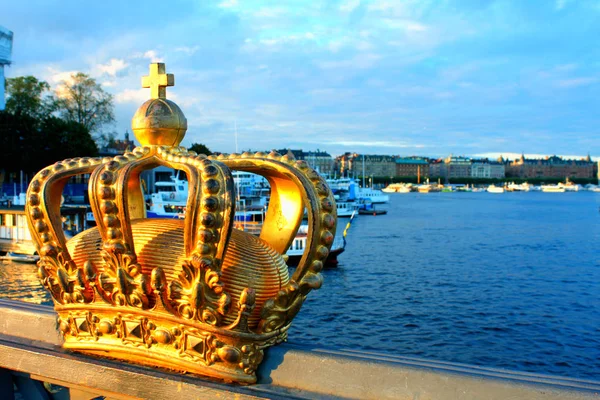 Skeppsholmsbron (ponte di Skeppsholm) con la sua famosa corona d'oro — Foto Stock