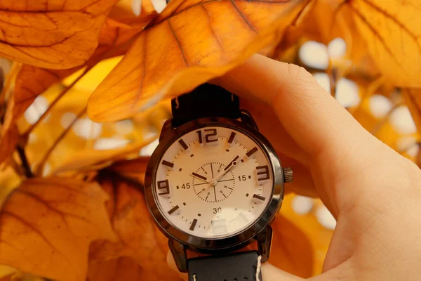 Outono vem com relógio isolado — Fotografia de Stock