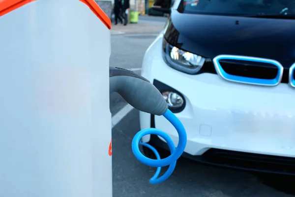 Elektrikli bir araba enerji yükleme — Stok fotoğraf