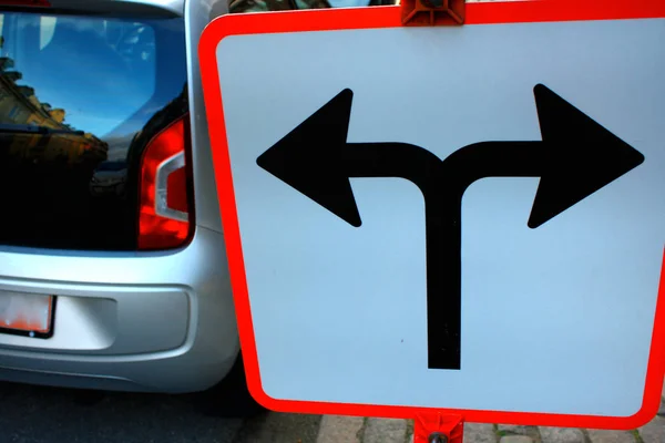Verkeersborden voor het kruispunt, richting linksaf of draai — Stockfoto
