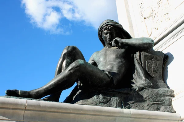 Подробности о Памятнике Кавуру на площади его имени в Риме , — стоковое фото