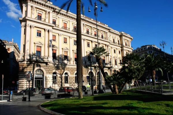 Cavour en la plaza de su nombre con corte en Roma, Italia — Foto de Stock